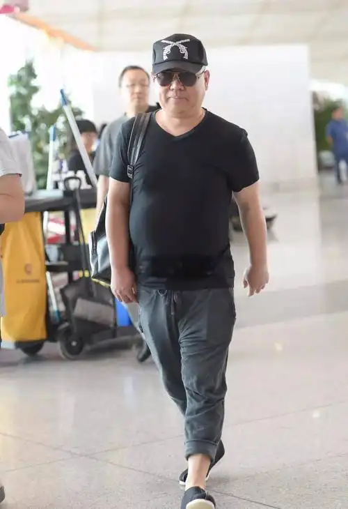 郭德纲现身机场,不过肚子是亮点,网友的评论堪称神评论