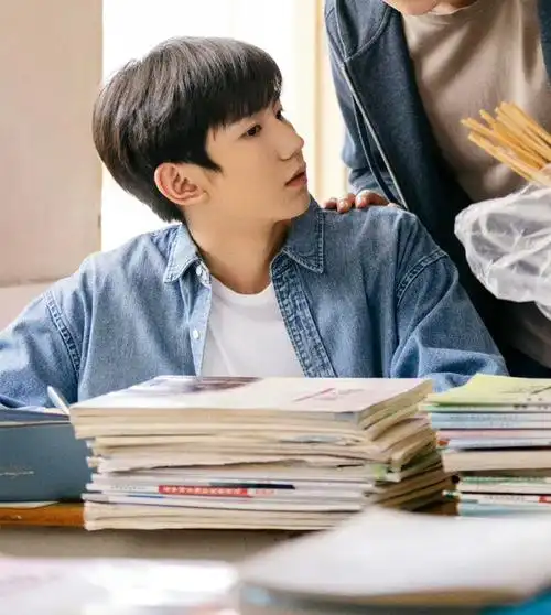 王源追光的日子校园日常剧照##王源追光的日子校服剧照