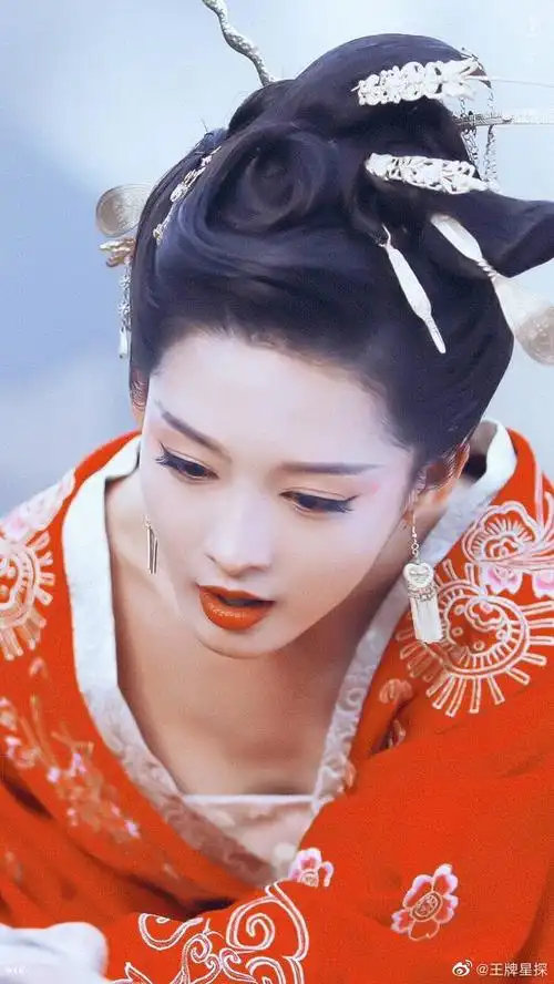 李沁请君红衣造型路透#李沁再次挑战古装剧,红衣造型又美又飒,精致又
