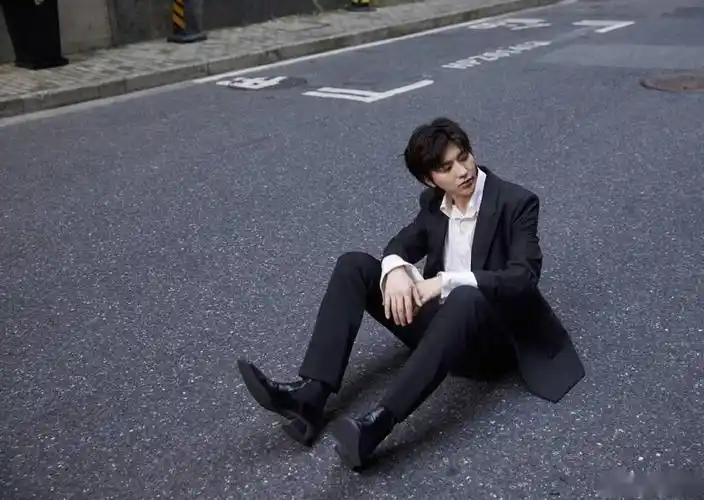 消息蔡徐坤微博ins更新街头写真风流贵公子上演美貌鲨人事件