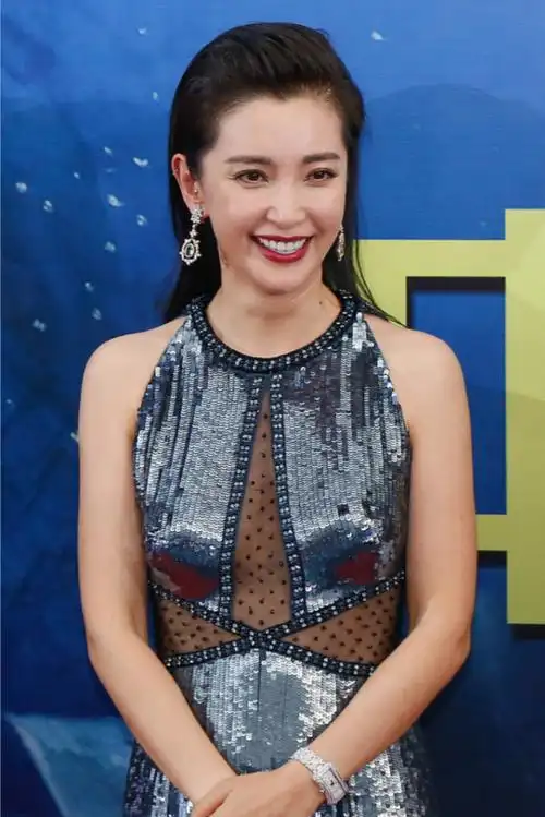 李冰冰也老了穿亮片裙化浓妆虽精致可颈纹明显暴露真实年纪