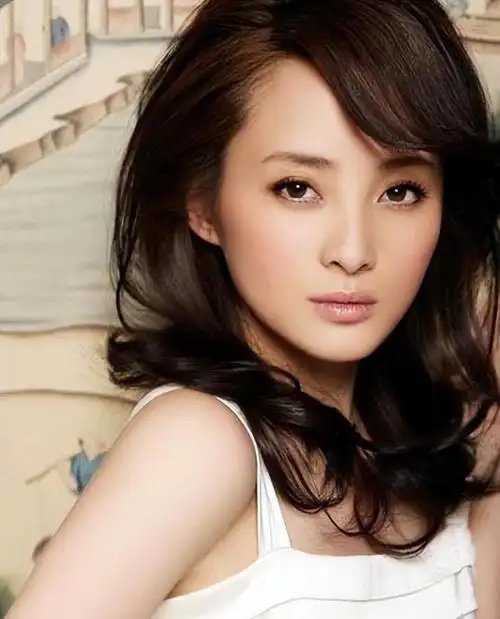 蒋勤勤:多重身份的演员重庆女演员蒋勤勤,因其独特的气质和才华而在