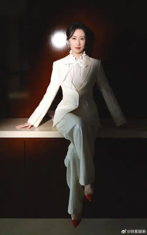 刘敏涛身穿白色西装踩红色尖头高跟尽显随性优雅气质