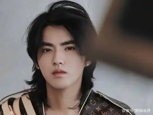 吴亦凡长发遮过脸,这是要走上放飞自我的状态吗?