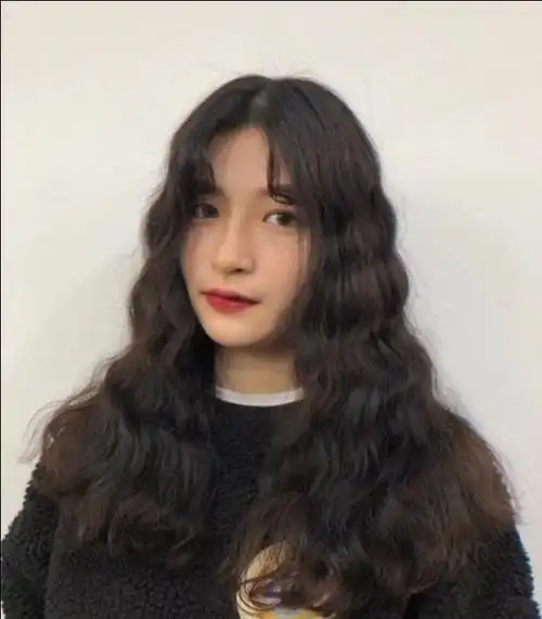 烫发想要不显老又好看浪漫的水波纹卷绝对是首选之一