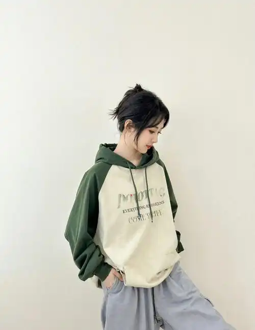 杨紫最新随拍,清新亮丽的休闲穿搭,时尚舒适气质满分