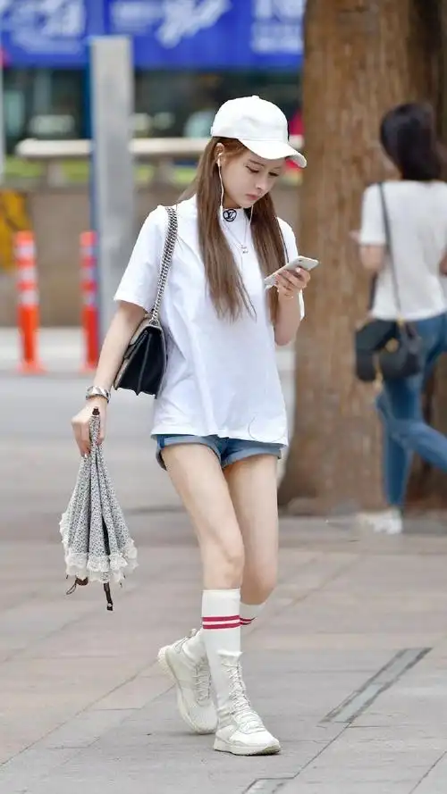 街拍:小姐姐身穿纯白色t恤,青春靓丽,给人小鸟依人的感觉