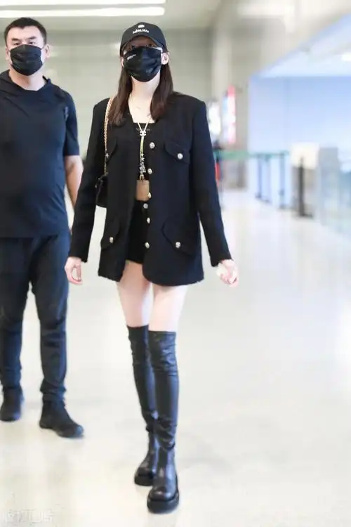 关晓彤穿黑色bra搭配工装外套短裤配长筒靴大秀美腿