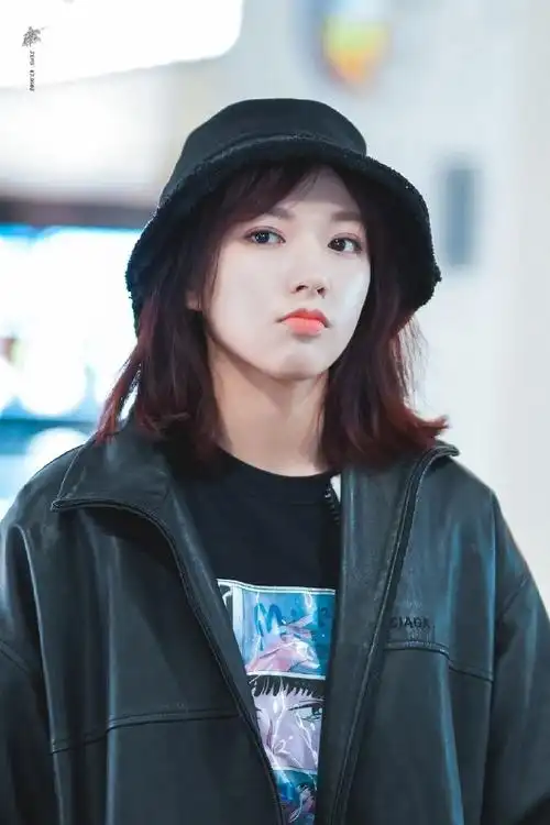 【程潇剪短发似邻家女孩 穿黑色皮夹克随手撩发可盐可甜】#程潇#现身