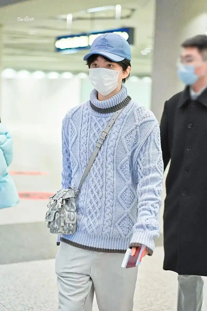 王俊凯机场被堵.代拍大半夜在机场猛冲人群.