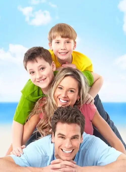 蓝天下快乐的一家四口