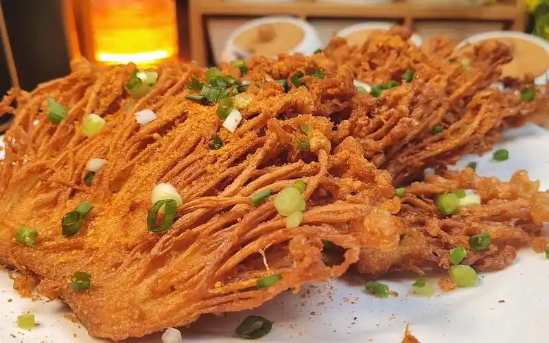 酥炸金针菇,比肉都好吃,一口一口根本停不下来