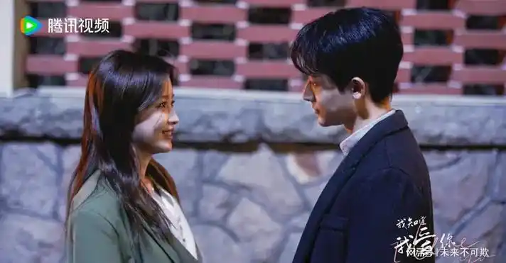 《我知道我爱你》讲述许诺是一名花艺设计师,她和男朋友谈了十年恋爱