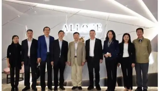 林畅伟董事长与刘润华副书记(中),吴裕中书记(左四)等领导留影.