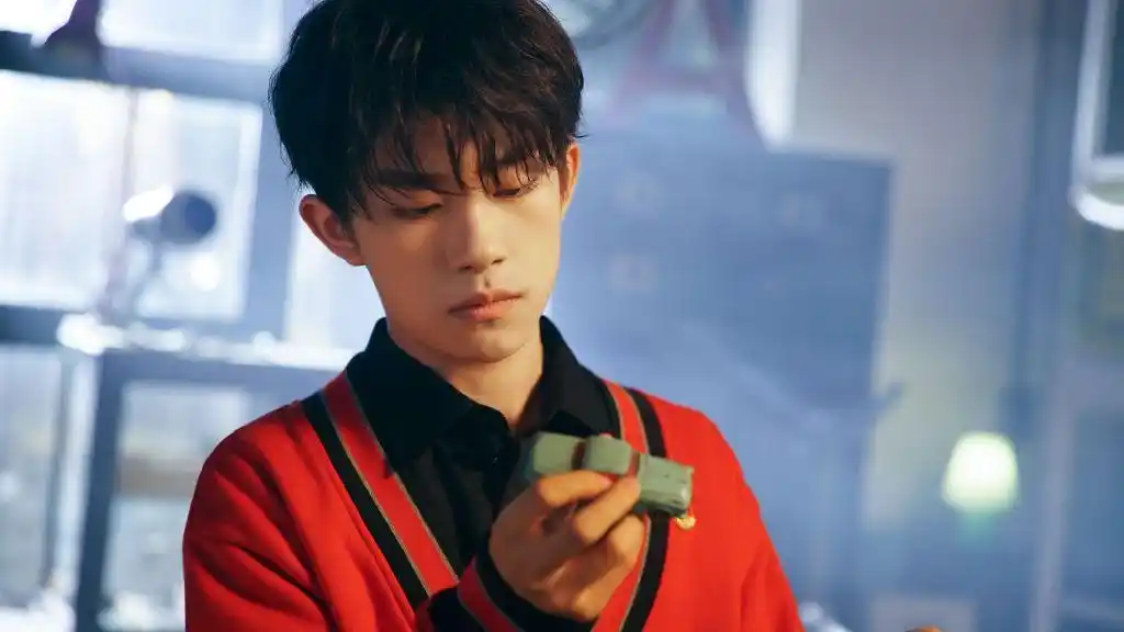 易烊千玺拍摄花絮帅气图片