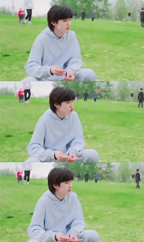 宋亚轩晒春游照#宋亚轩:那天小宋老师的心情比天气都还好草地,狗狗和