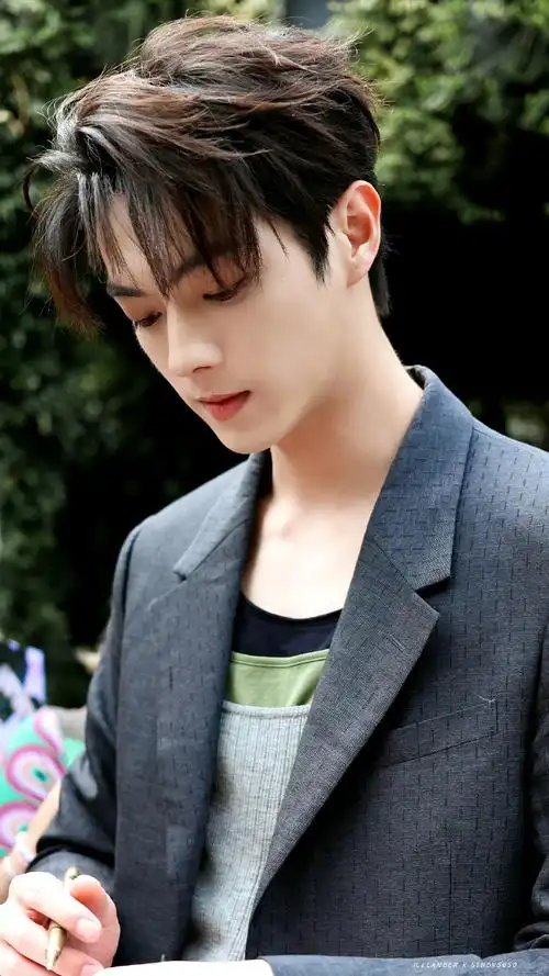 许凯镜头畸变下的颜值##许凯米兰fendi大秀