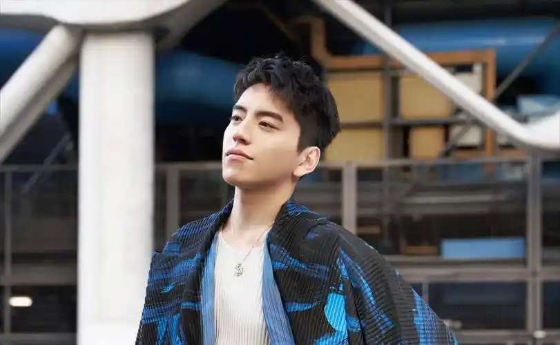 原创大嘴王大陆当众亲吻有夫之妇不说拍戏还将女演员亲变形