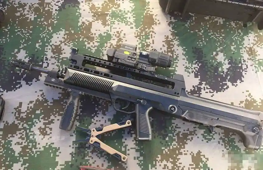 解放军新型95改进型突击步枪亮相和平使命演习