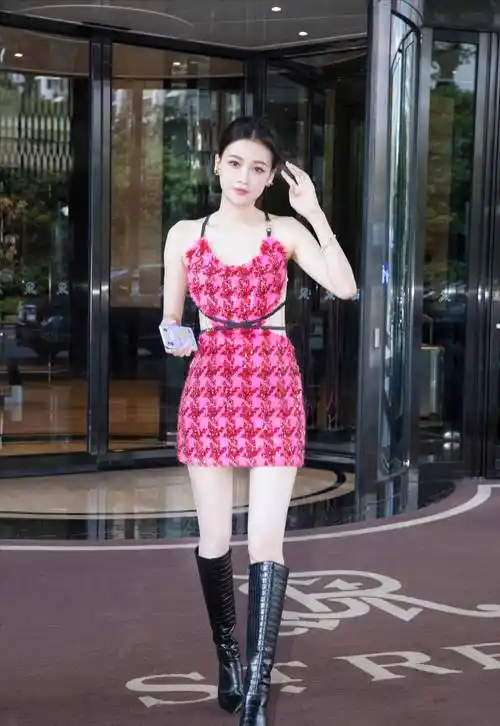 青年影视演员孙怡,婚前像是乖乖女,分手后变"辣妹"_风格_穿着_青春