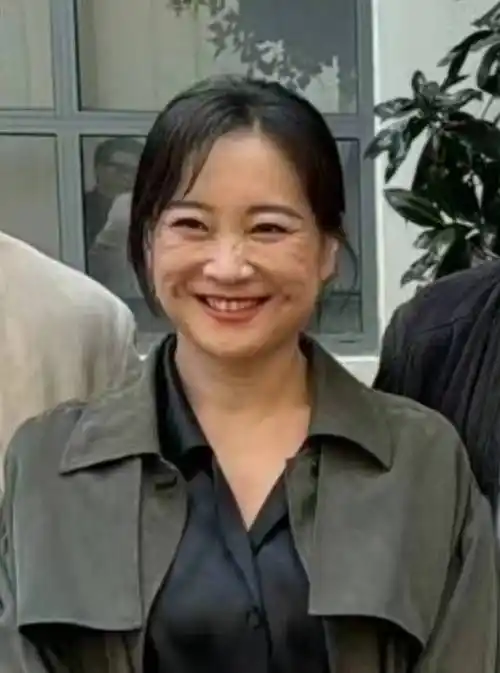 原创终于看到贾玲的真实模样脸上太瘦挂不住肉满脸褶子还显老