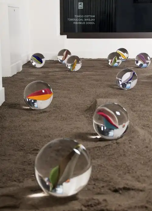 对于现在的孩子来说,玻璃弹珠增强了微世界的奥秘 / 在mobilab画廊