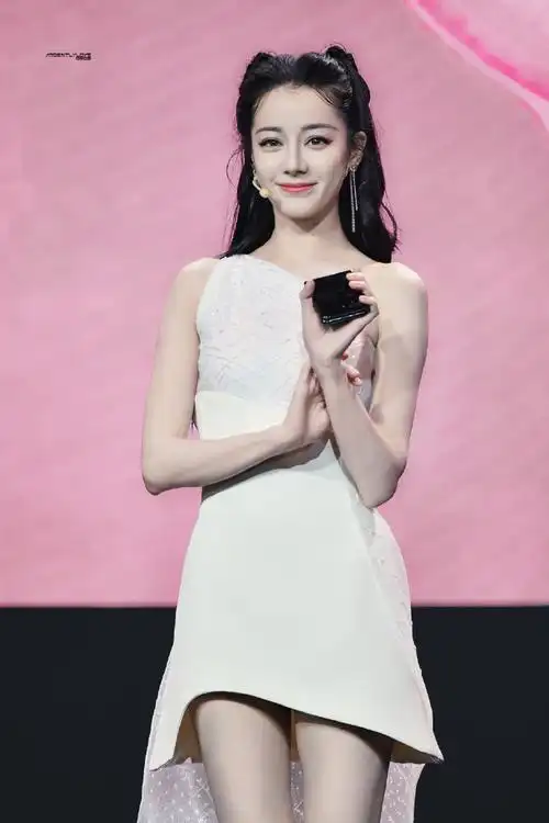 迪丽热巴今年第13套高定##迪丽热巴这发际线