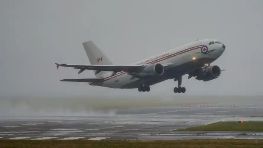 加拿大空军空客cc150北极星在雨中起飞