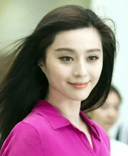 范冰冰,又称:范爷,1981年9月16日出生于山东青岛一个文艺家庭,身高