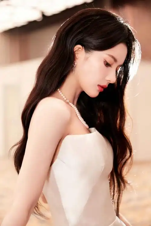 刘些宁优雅感##刘些宁纯白抹胸礼裙