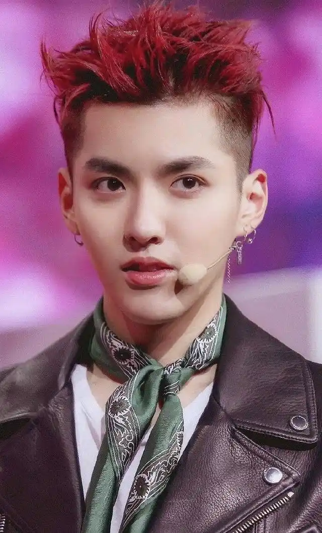 吴亦凡高清帅照,这个动作让吴亦凡萌萌哒