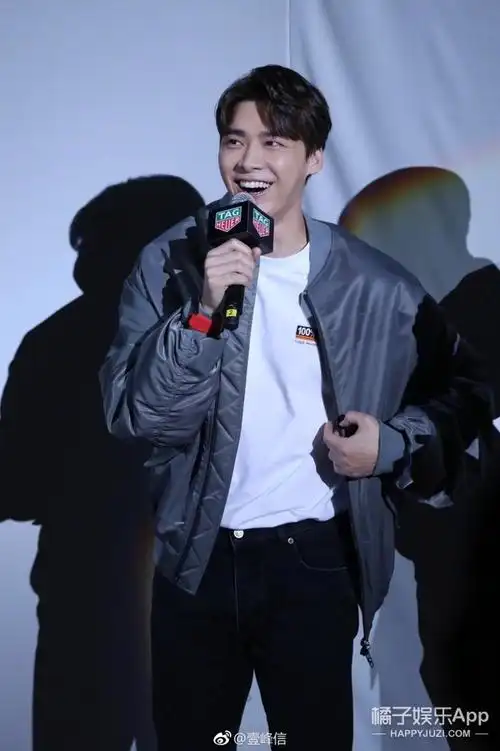 李易峰现身cba全明星赛,与姚明合影秒变小心爱