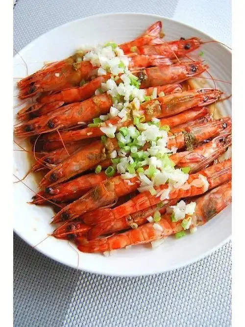 今天来教大家做一道蒜蓉蒸虾,做法非常简单,色香味俱全,喜欢吃虾的