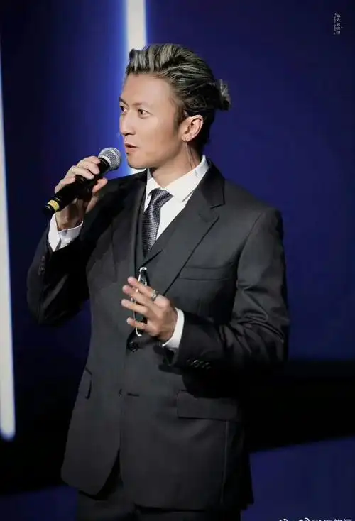 谢霆锋不愧是老牌明星,火了这么多年魅力依旧不减,身材,颜值百分百