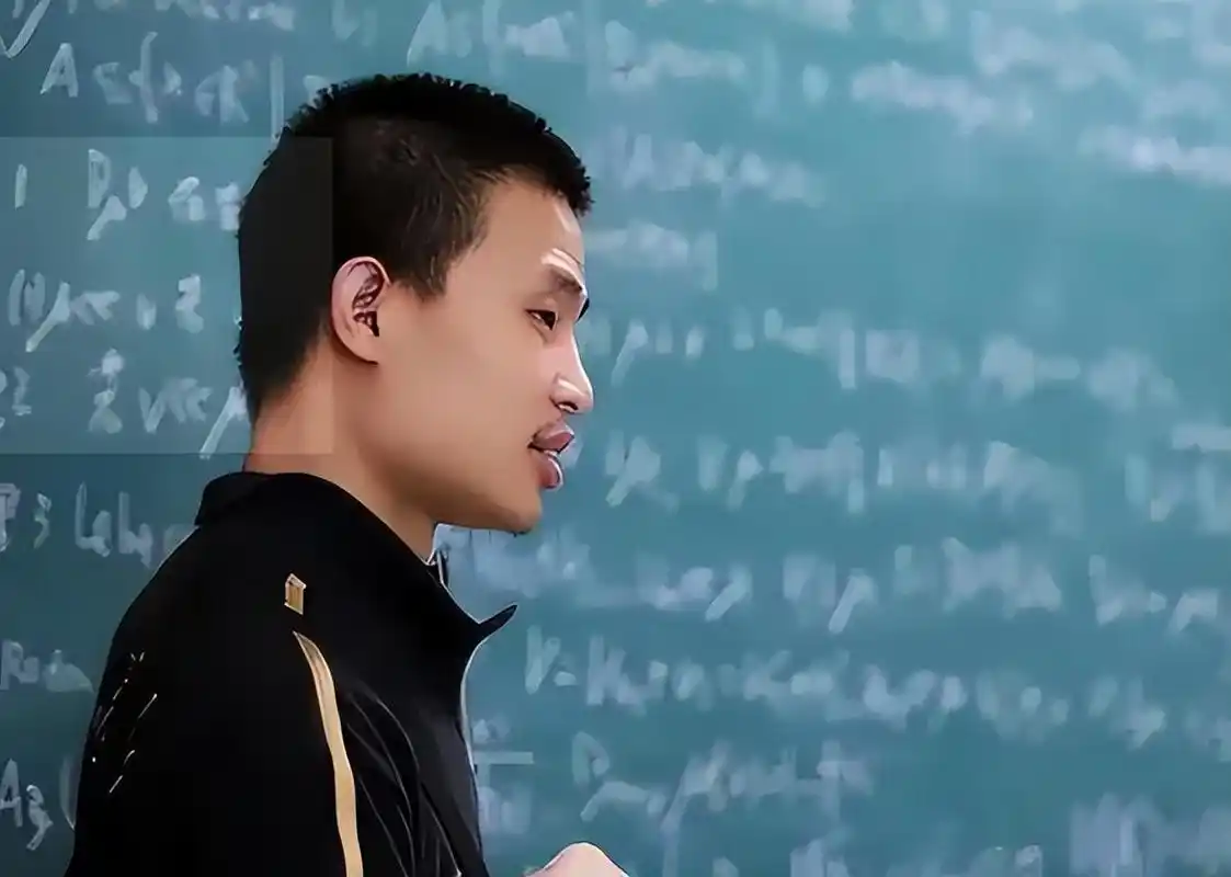 33岁"北大韦神"春运回家!提大包小包如农民工,小动作引发热议