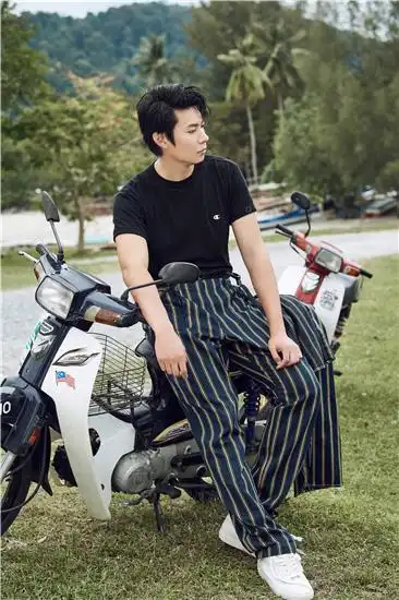 艾伦成熟魅力写真曝光 别具一格诠释时尚态度