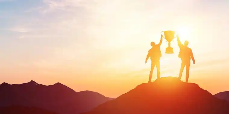 唯美光晕人物剪影拼搏展板背景努力拼搏