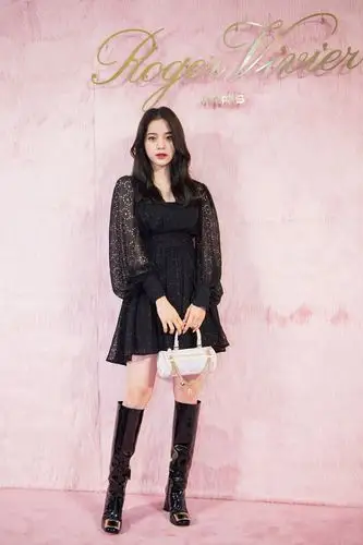 欧阳娜娜穿成夏天的样子真美紧身衣配包臀裙尽显曼妙身材