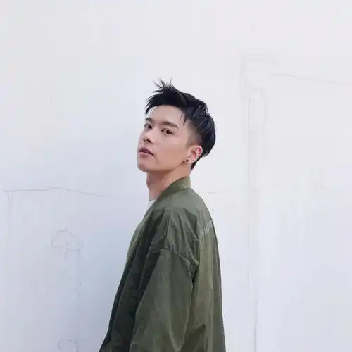 男生掏空"两边铲"发型