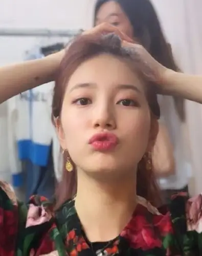 裴秀智更新动态照片中穿着深色花裙对镜头扎马尾嘟嘴卖萌俏皮可爱