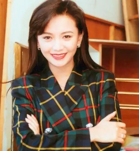 曾华倩旧照巴掌脸配樱桃小嘴精致的美人