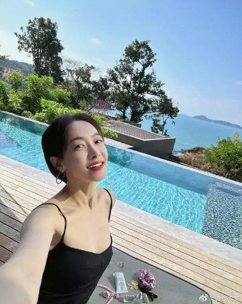 宋茜晒泳池照##宋茜泳池四宫格随拍