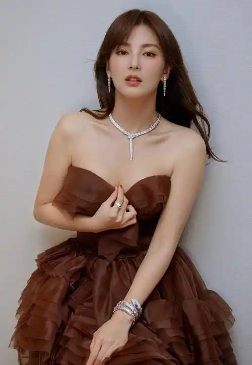 原创33岁张雨绮大秀马蜂腰魔鬼般惹火果然自律的女人最性感