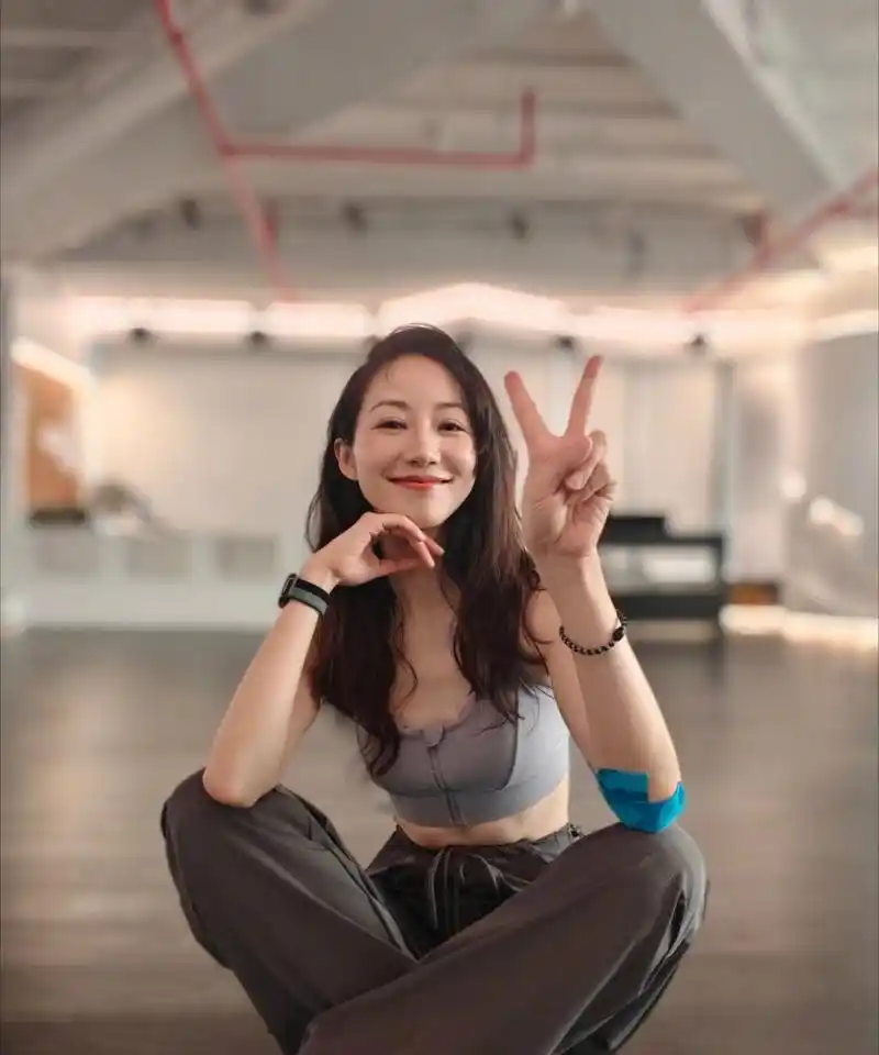 韩雪,身穿运动健身服,好瘦好美,原来明星拍照也喜欢比"耶",被美到了