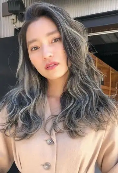 女生非主流挑染头发打造 潮流发色释放出霸气风采 - 发型设计 - 辣妈