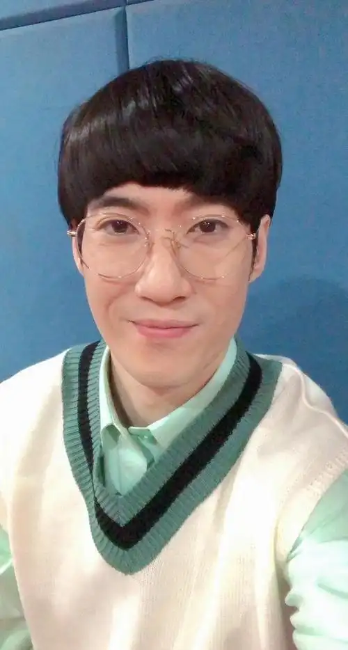 《春晚》常远齐刘海和尼格买提发际线笑点十足,成龙发量令人唏嘘