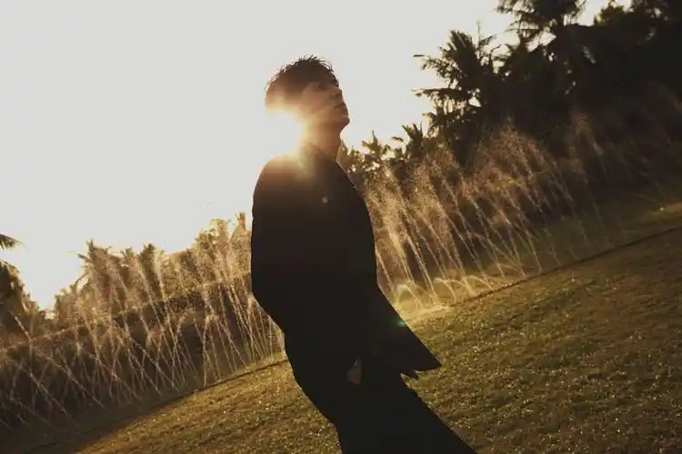 在释出的写真中,李现穿梭于绿野丛林中,在海岛暖阳下追光掠影,卷发