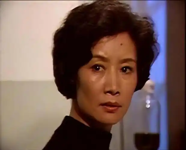 演员吕中:23岁嫁同学,今儿子儿媳是她的骄傲,女儿是国人的骄傲