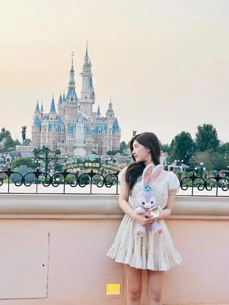 露露公主的自拍 #赵露思 #迪士尼在逃公主 #迪士尼 #可露 - 抖音