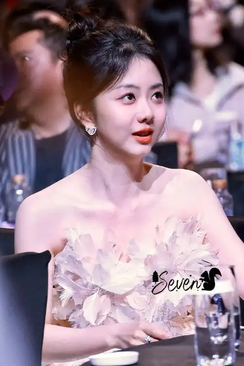 超话01#谭松韵银河抹胸羽毛长裙#镜头下的每一个你93@谭松韵seven